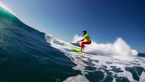 un surfista montando una ola