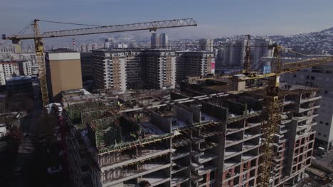 vista aérea del sitio de construcción de un edificio residencial en una ciudad