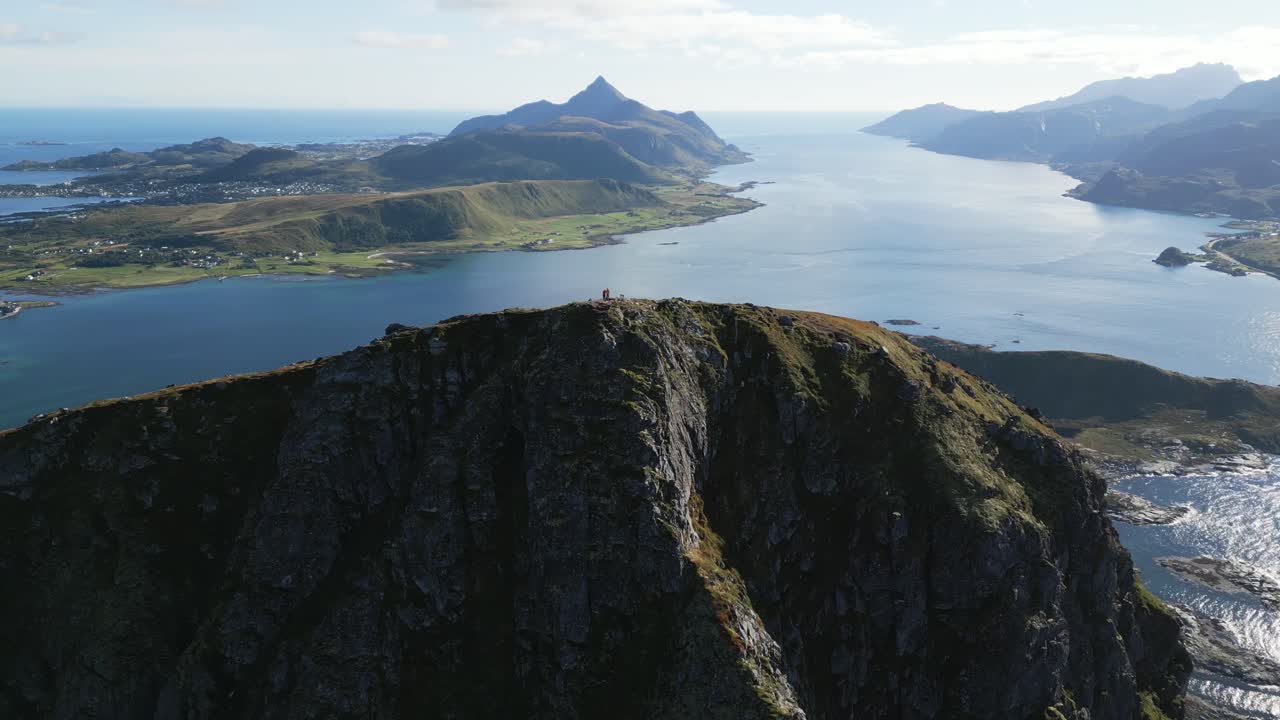 volando sobre la meseta de la montaña de ofertasoykammen en lofoten, noruega, con vistas panorámicas a las montañas, océanos, fiordos, lagos y mar