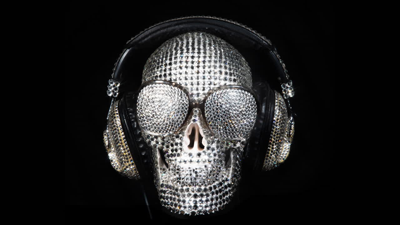 increíble cráneo cubierto de diamantes con auriculares y gafas de sol
