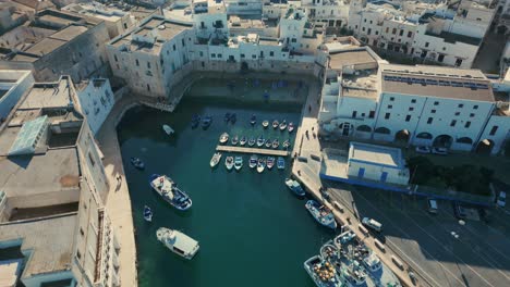 barcos pesqueros amarrados en el pequeño puerto deportivo de la ciudad italiana monopolio en un día soleado