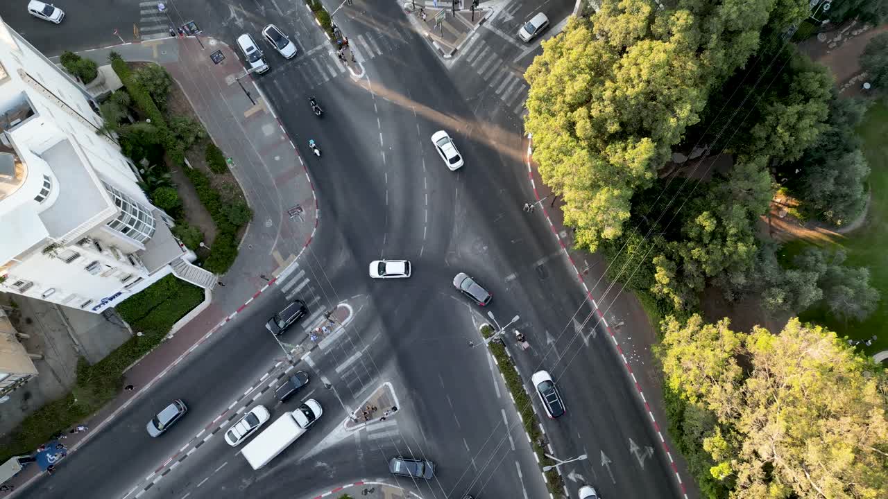 북부 도시 레호보트의 4k 고해상도 비디오- 와이즈만 과학 연구소 교차로 이스라엘- 새의 눈으로- 드론 비디오