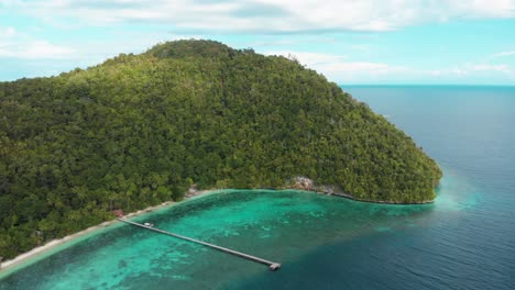 imágenes de aviones no tripulados de la isla de kri en raja ampat, indonesia, que muestran las aguas azules claras y las densas colinas boscosas