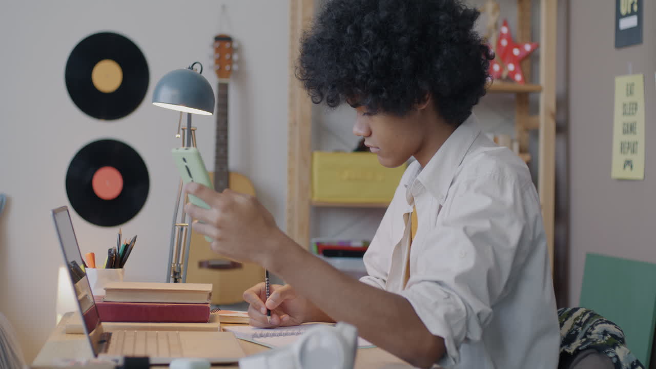 adolescente que estudia en el hogar