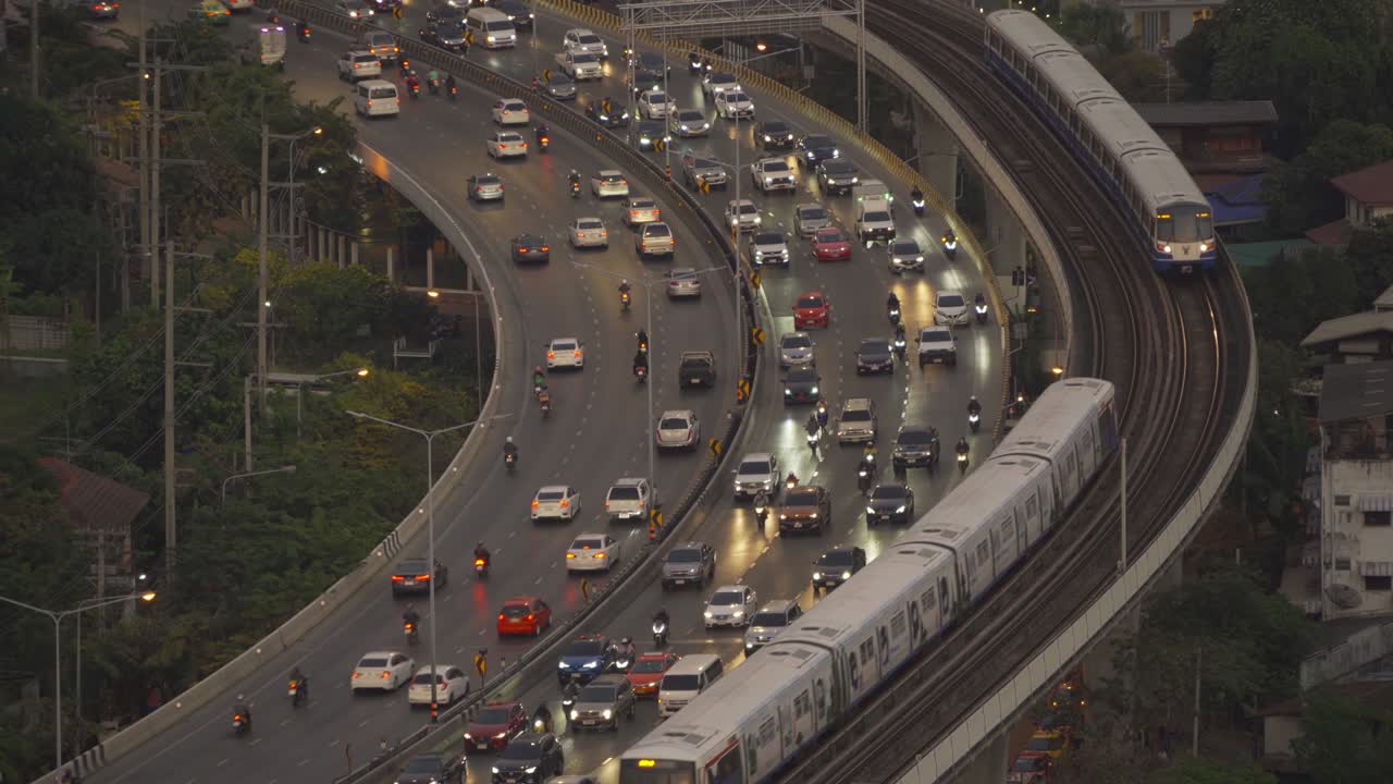 자동차 교통과 기차를 가진 고속도로 거리의 공중 전망, 방 다운타운, 태국, 스마트 도시에서 금융 지구.