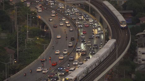vista aérea de la carretera de la carretera con tráfico de coches y tren en el ferrocarril, el centro de bangkok. tailandia. distrito financiero en la ciudad urbana inteligente.
