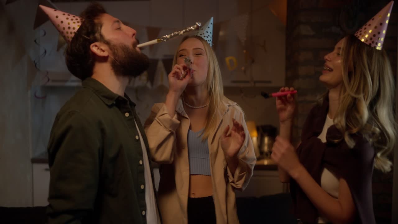 친구 들 이 생일을 축하 하고 있다