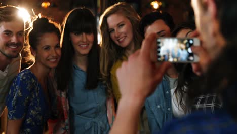 Mujer-Haciendo-Clic-En-La-Foto-De-Amigos-En-El-Teléfono-Móvil