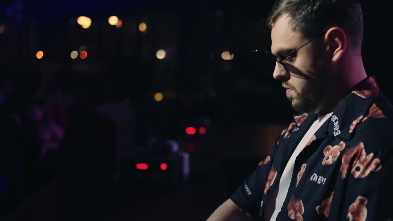 dj actuando en un club nocturno