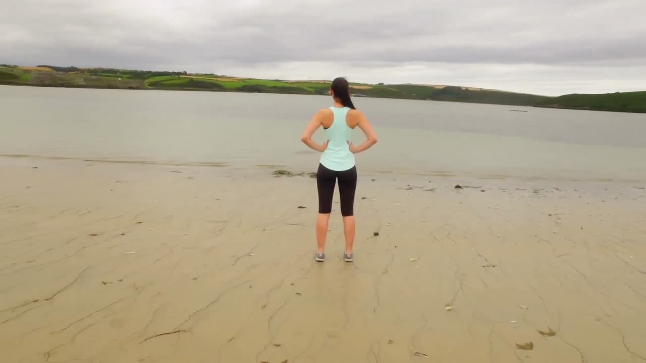 모래 위 에 서 있는 적당 한 여자