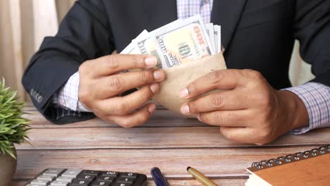 hombre con dinero en un sobre