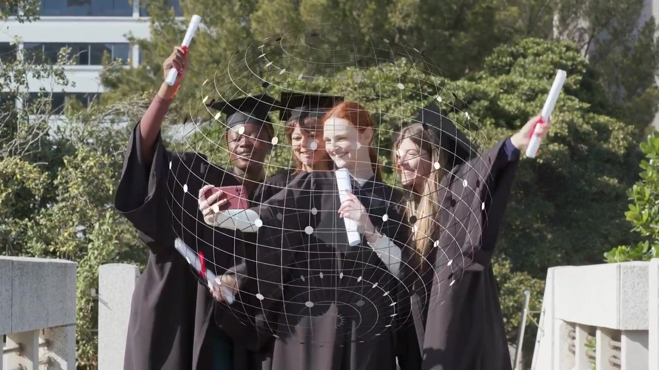 Quattro laureati che allungano un telefono rosa, scattando un selfie, alzando i diplomi per la laurea, griglia che appare
