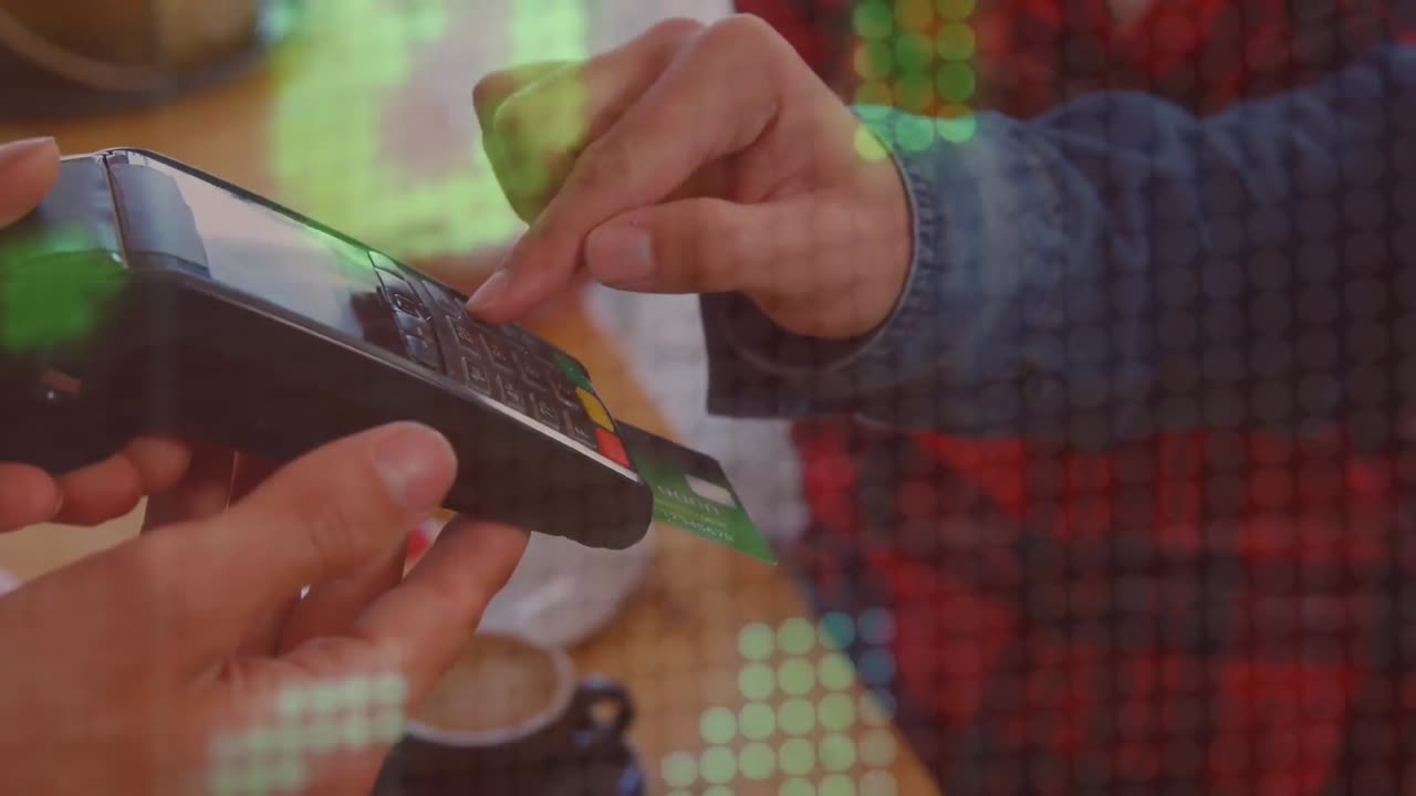 animación del procesamiento de datos financieros sobre el hombre caucásico que paga en la terminal de pago