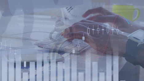 animación del procesamiento de datos financieros sobre un empresario caucásico usando el teclado