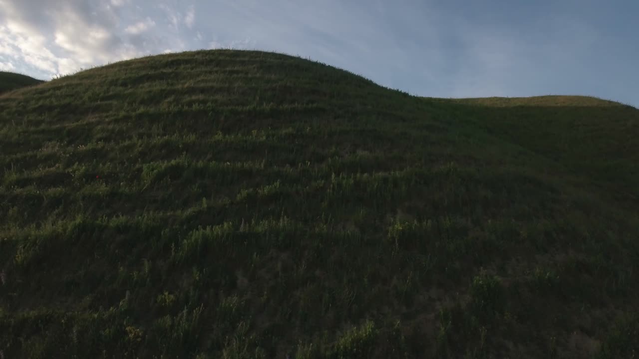 colina empinada en ales stenar en el sur de suecia skåne österlen, kåseberga, toma aérea ascendente