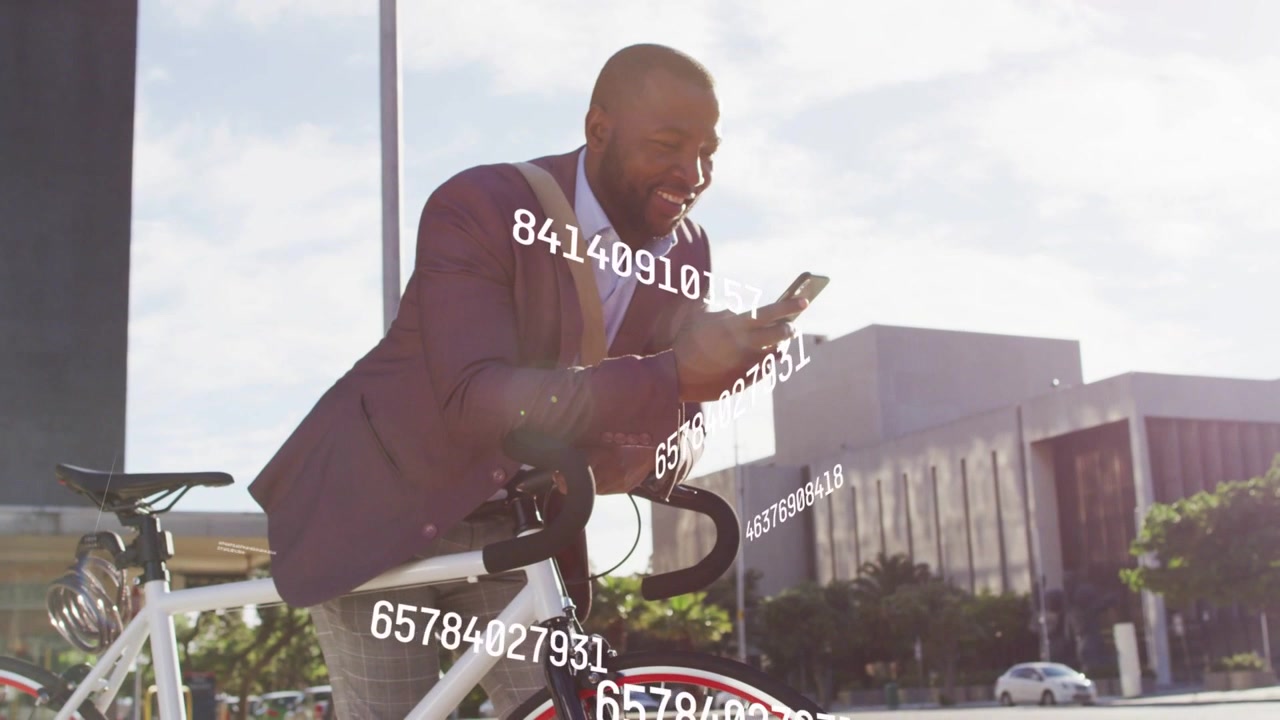 Pendolare appoggiato alla bicicletta, che tocca lo smartphone e genera una sovrapposizione numerica per la revisione di dati tecnici.