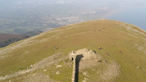 Die-Filmaufnahme-Zeigt-Slie-Donard.-Bergsteiger-Am-Gipfel