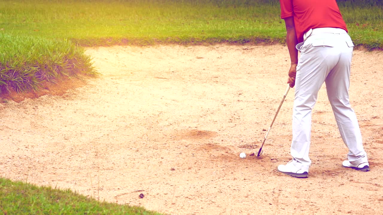 슬로우 모션 골프 개념: 골프 코스에서 골프 공을 치는 골퍼, 플레이어 스, 모래 커에서 느리게 타격하는 공.