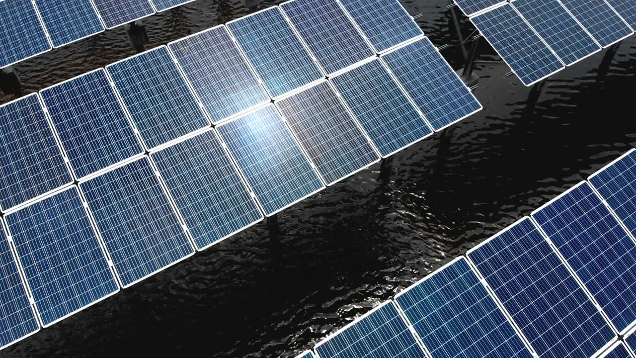 Vista ravvicinata su pannello solare per generare elettricità in un impianto fotovoltaico, ripreso da drone con risoluzione 4K.