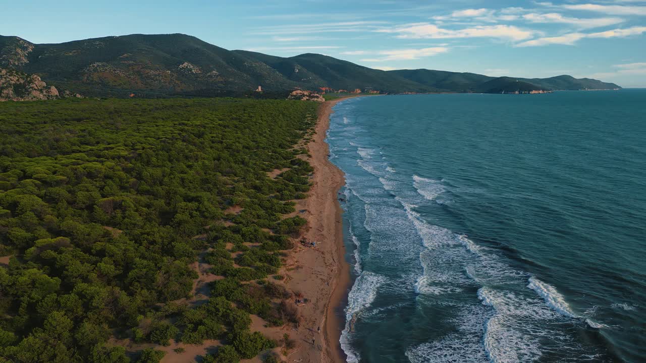 playa salvaje en el parque nacional maremma en toscana, italia