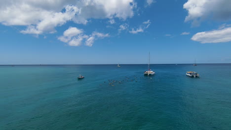 Drone-Fpv-Aéreo-Acercándose-A-Velero-Y-Buceadores-En-El-Océano-Pacífico-Frente-A-Oahu,-Hawaii