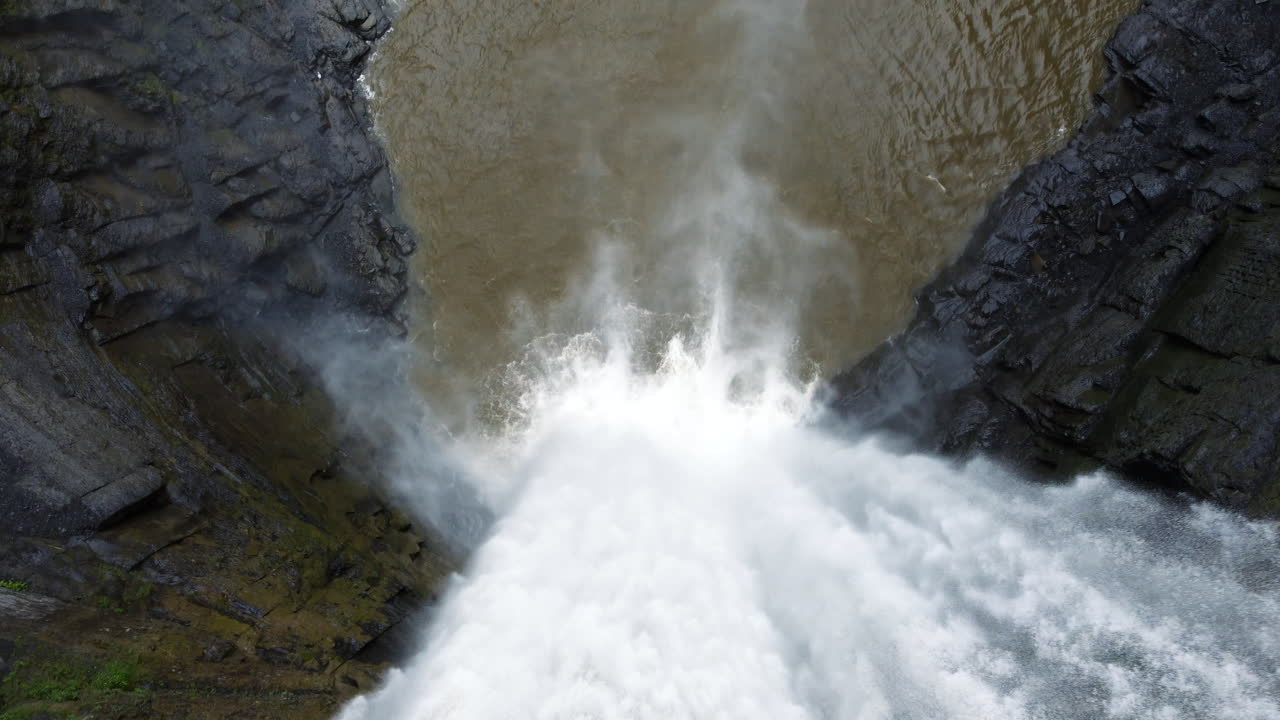 taughannock 폭포에서 폭포 다이빙