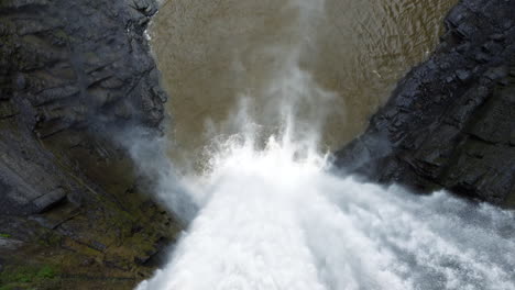 salto en cascada desde las cataratas taughannock