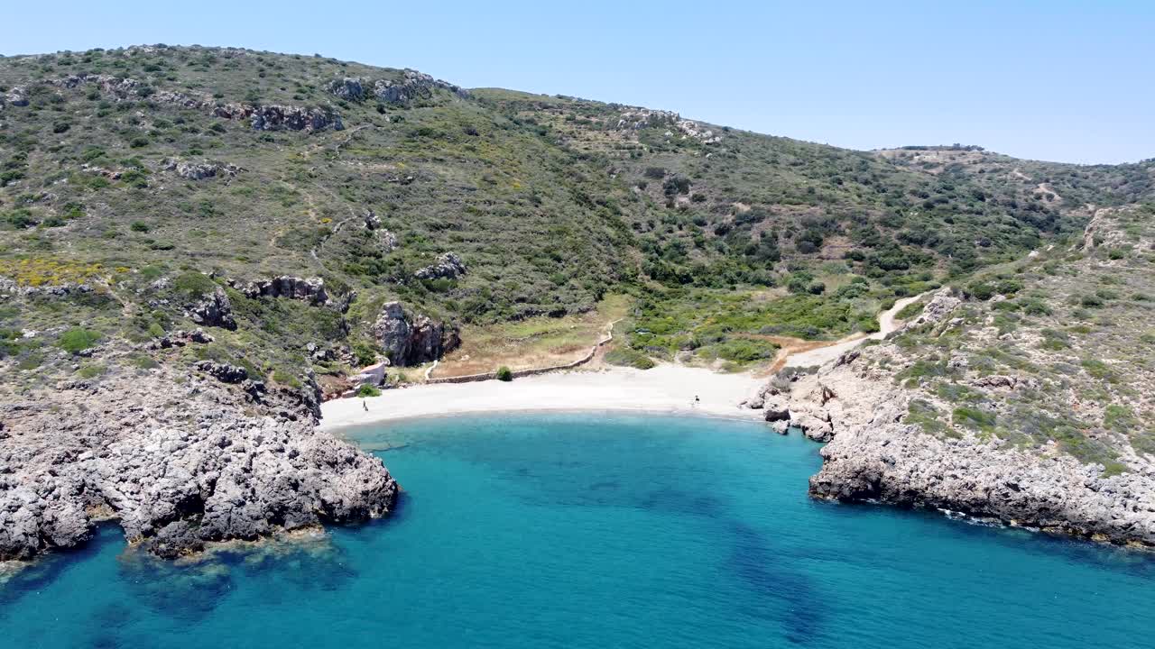 aerial de la playa de paradisiac foucault en la isla de cíthira, grecia