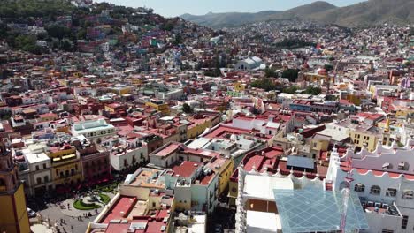 Coloridos-Edificios-Del-Centro-De-Guanajuato-Vistos-Desde-Arriba-En-Un-Día-Soleado