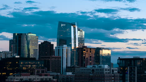 timelapse del edificio optiv en denver, colorado al atardecer