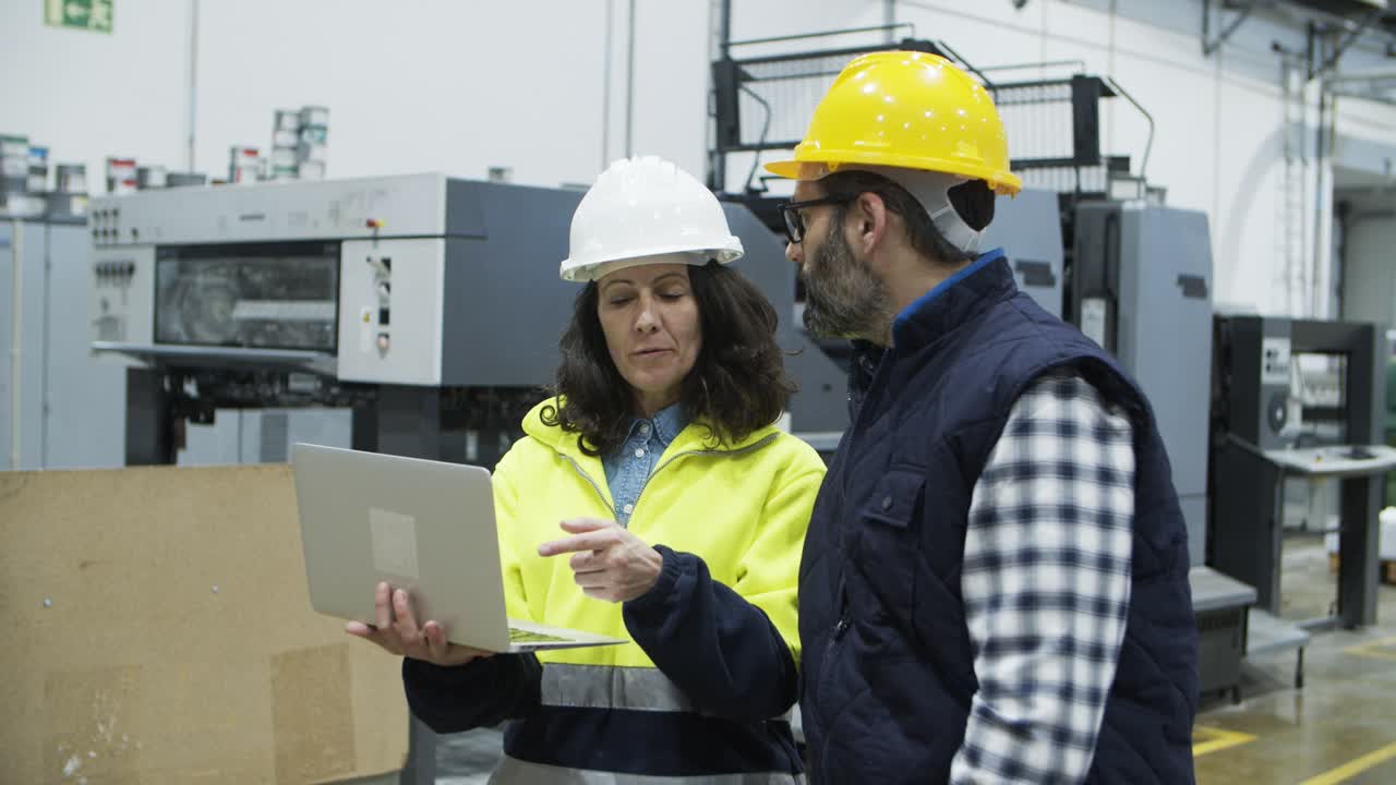 técnico jefe dando instrucciones al empleado de la fábrica