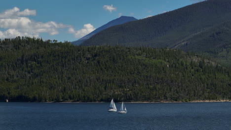 Antena-Cinematográfico-Zumbido-Acercar-Dos-Veleros-Navegación-Lago-Dillon-Colorado-Nadó-Montaña-Verano-Cielo-Azul-Hermosa-Durante-El-Día-Frisco-Silverthorne-Embalse-Puerto-Deportivo-Breckenridge-Piedra-Angular-Seguir-A-La-Derecha-Círculo