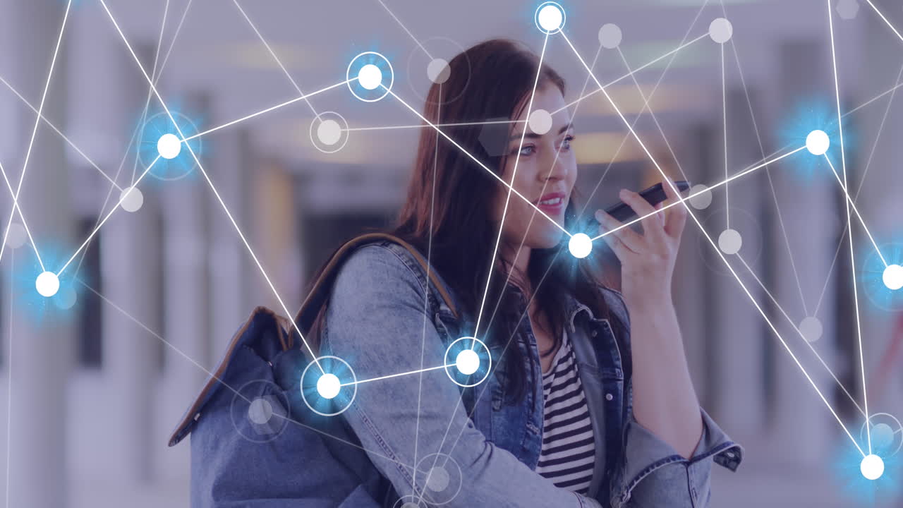 animación de una red de conexiones a través de una mujer caucásica usando un teléfono inteligente