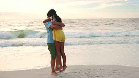 océano, amor y pareja india con un abrazo en vacaciones