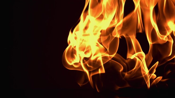 Movimento lento: fiamme di fuoco su sfondo nero