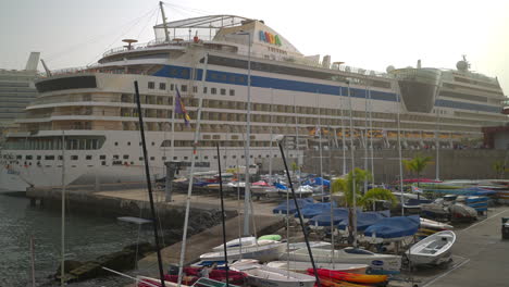 barco de crucero atracado en un puerto deportivo con veleros