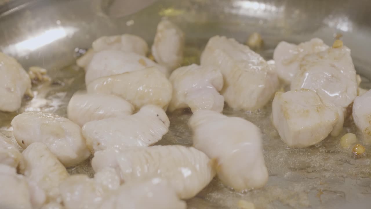 판에 고기 조각을 기