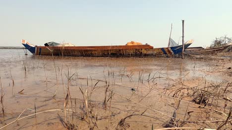 Viejo-Barco-De-Pesca-En-La-Orilla-Del-Lago