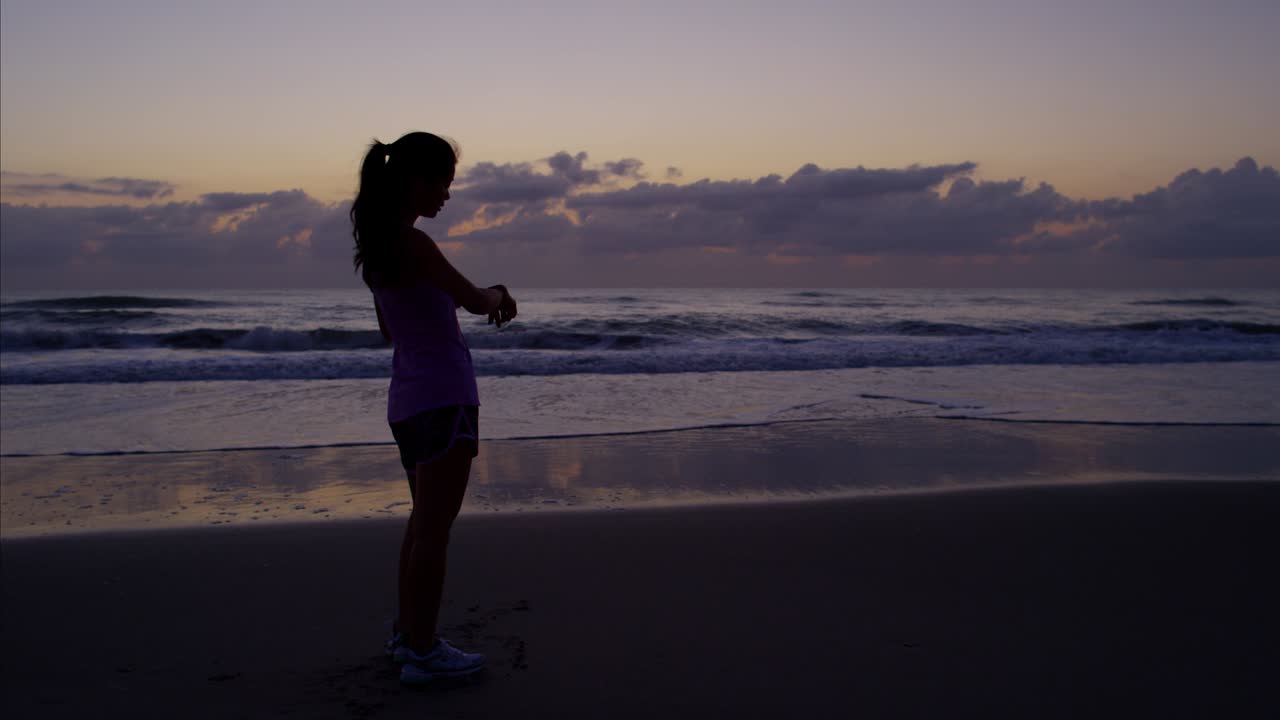 해가 뜨는 해변에서 조하는 아시아계 중국인 소녀