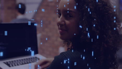 animación del procesamiento de datos sobre una mujer caucásica usando una computadora portátil