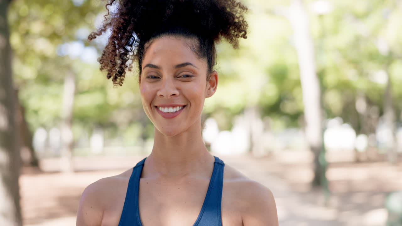 Fitness, rosto e mulher corredora feliz em um parque