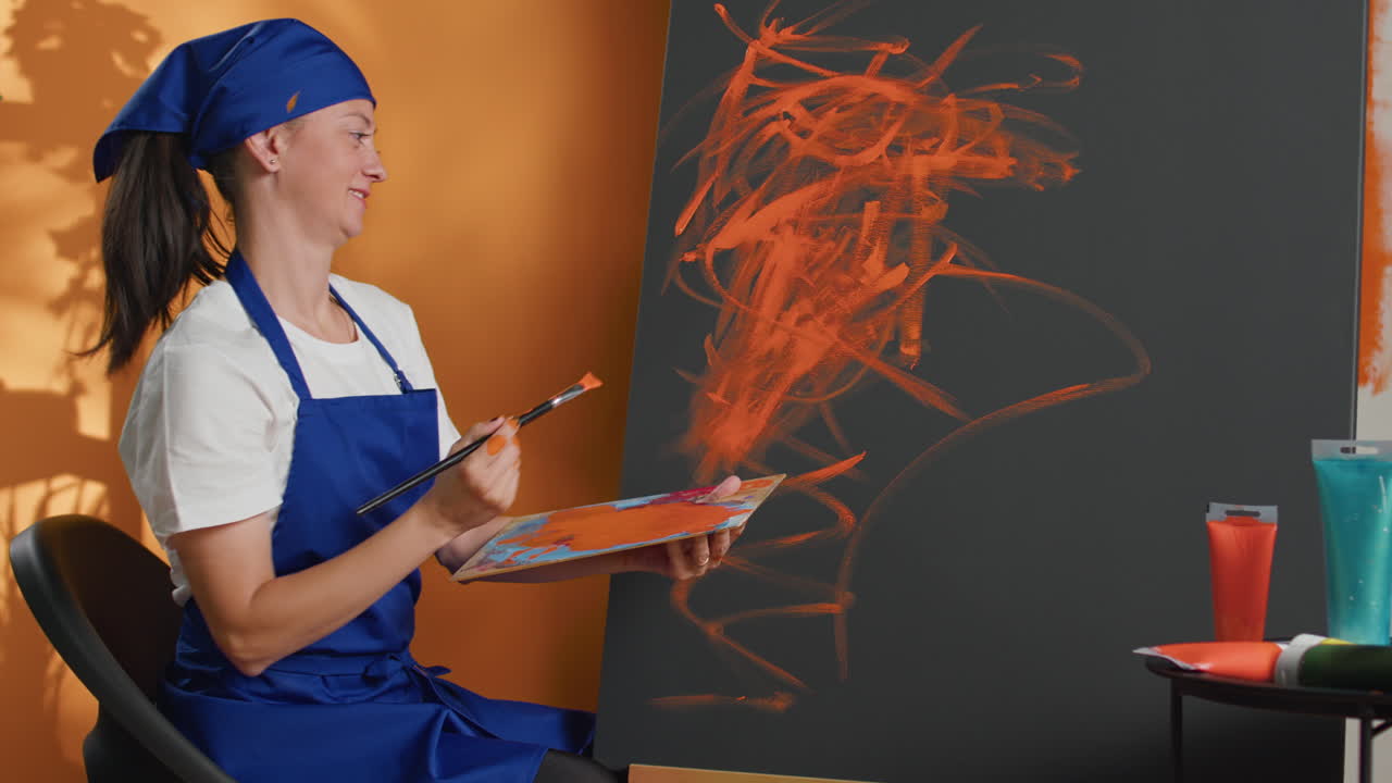 Artista che dipinge arte astratta su aree di lavoro