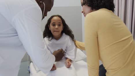 Verschiedener-Arzt-Untersucht-Mädchen-Mit-Stethoskop-Mit-Ihrer-Mutter-Im-Krankenhaus-In-Zeitlupe