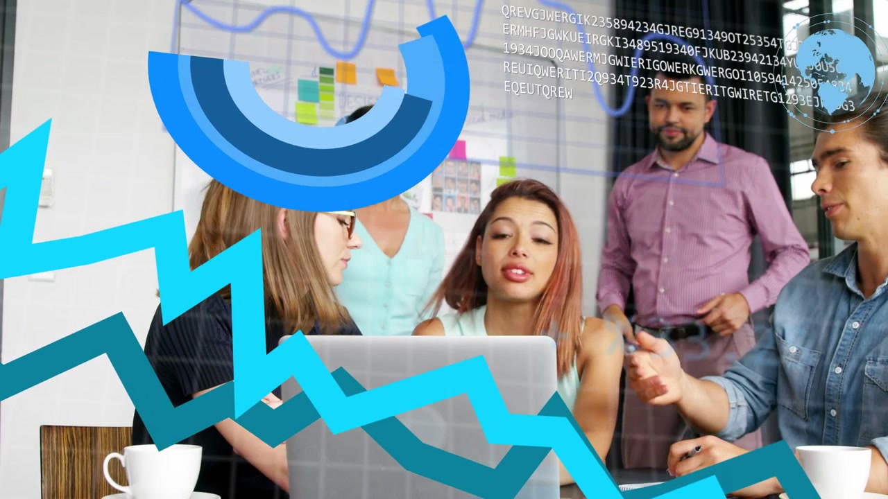 Equipo alrededor de un portátil, el líder interactuando, animando una superposición de datos que se desplaza y luego se desvanece para una revisión de diseño