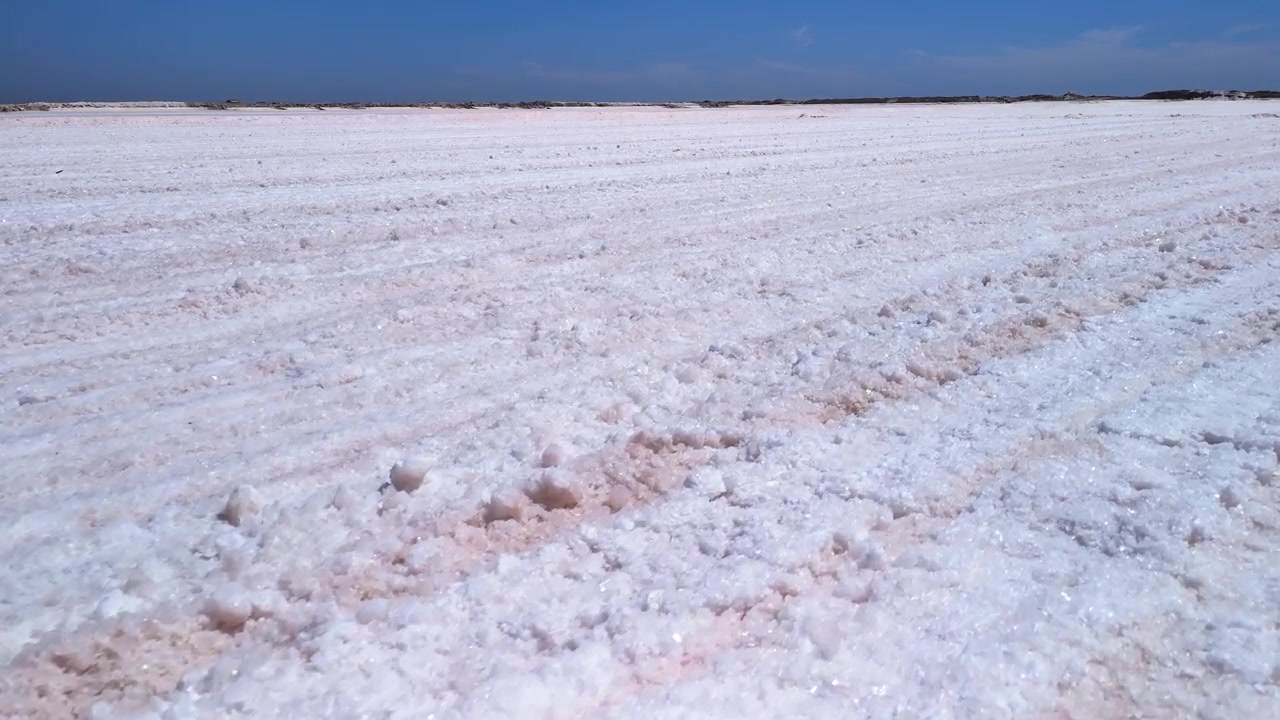 Flyver over krystalliseret salt i et stort fordampningsbassin. Walvis Bay, Namibia.