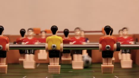 jugando al fútbol en la mesa de juego