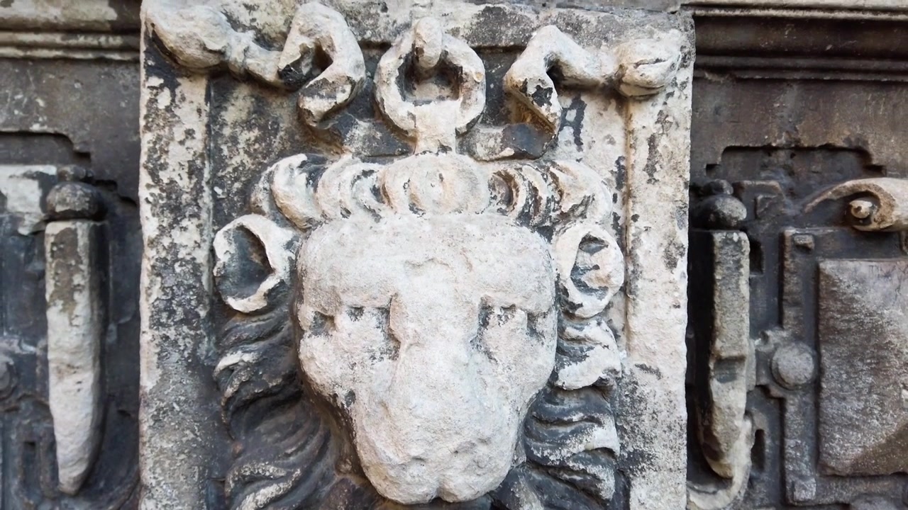 Cappella Boim. La Cappella Boim è un monumento di architettura religiosa cattolica in Piazza della Cattedrale, Leopoli, Ucraina. Fu costruita dal 1609 al 1615 e fa parte del centro storico di Leopoli, un sito Patrimonio dell'Umanità UNESCO. Uno dei migliori monumenti del tardo Rinascimento
