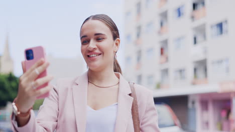 Videollamada,-Ola-Y-Mujer-Con-Teléfono-En-La-Ciudad