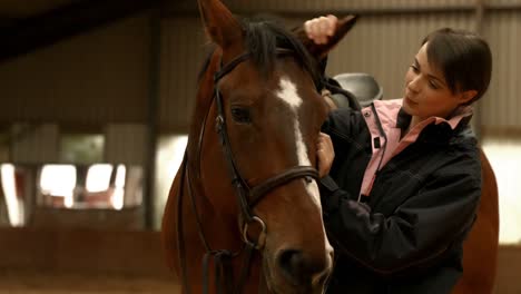 morena con su caballo bonito