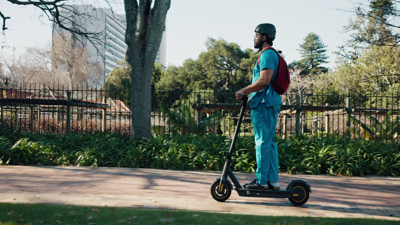 Parkta scooter üzerinde adam